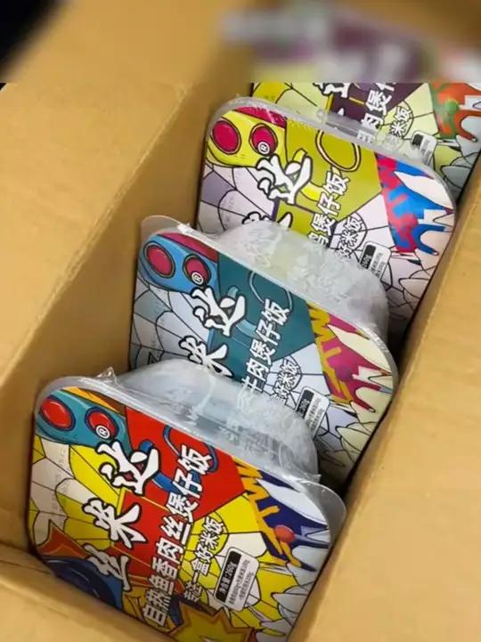 家里有这个自热煲仔饭,谁还去点外卖吃泡面啊!?而且每个口味都是荤的,米饭裹满酱汁,真的巨好