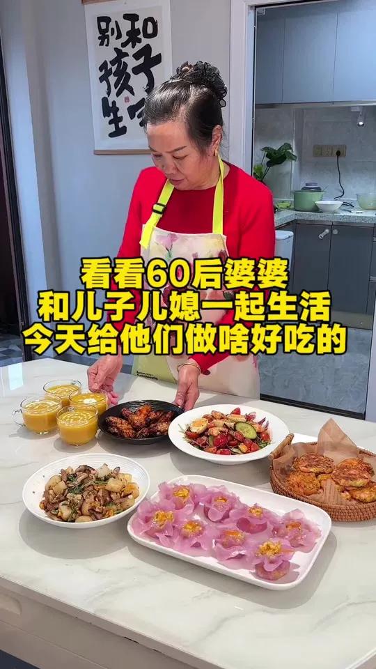 今天做了樱花蒸饺,还学了拉花,儿媳的沙拉也安排到位了#婆媳生活 #家庭美食分享 #记录真实