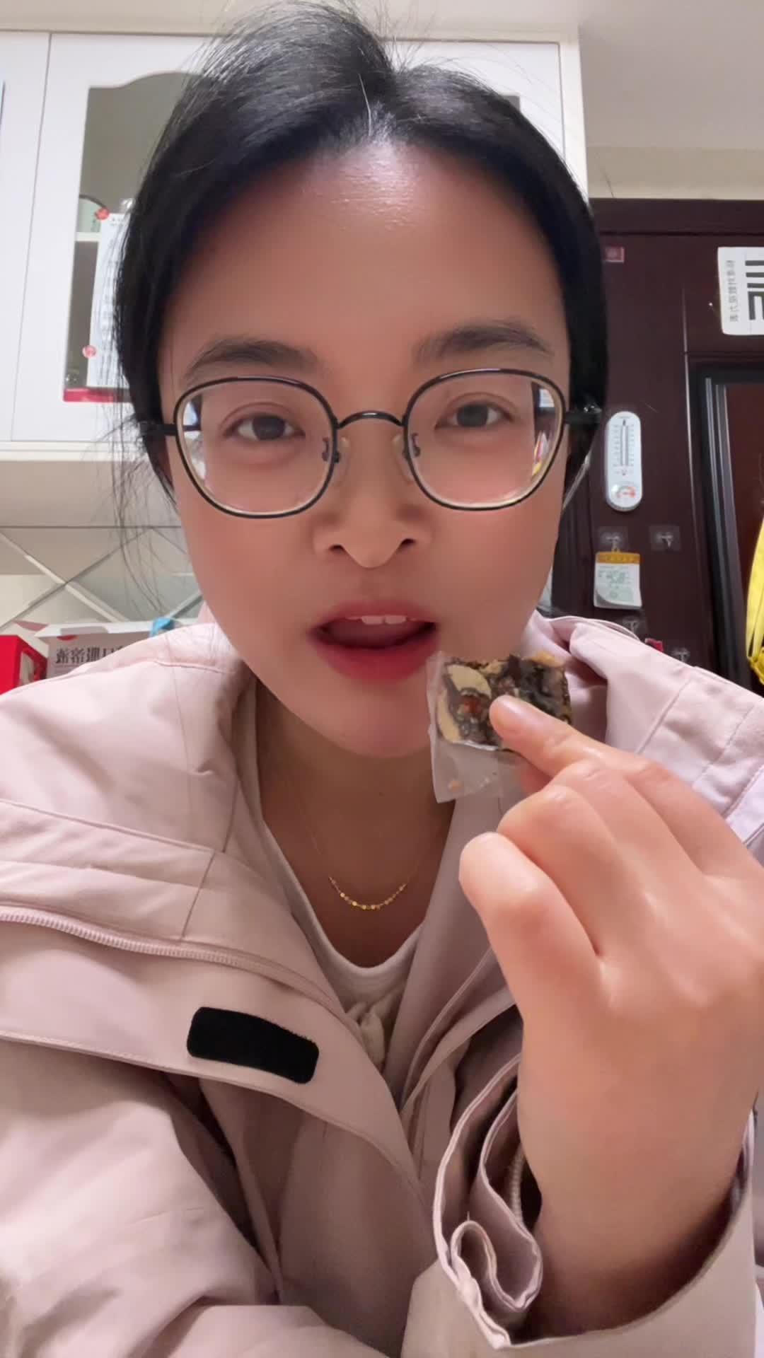 买的东阿阿胶,自己熬的阿胶糕 拆开正宗东阿阿胶块,黄酒浸软后砂锅慢熬,直至化作琥珀稠浆。拌