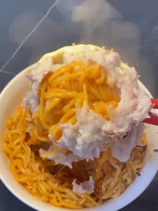 吃一口 香芋芝士火鸡面 放久了 有点坨了