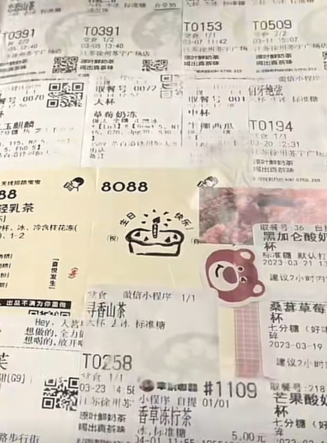 年轻人有属于自己的“集邮”?女生将所喝奶茶的标签粘贴成册:25页,喝了一年半左右