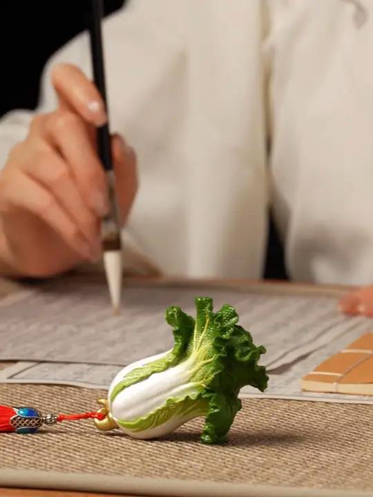 铜白菜手把件。祝您手中有财,手握钱财!汲取台北故宫博物院镇馆之宝《翠玉白菜》的设计精髓。雕