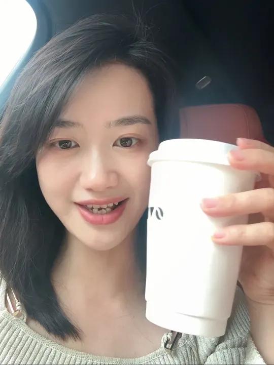 现在每天得有半个小时在纠结奶茶是几分糖,喝咖啡还是奶茶!