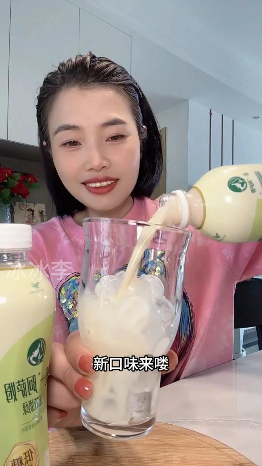 这次的新口味茉莉奶绿是真的绝,减糖30%,完全颠覆了它以往的形象