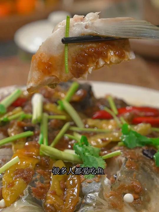 鳙鱼,花鲢,胖头鱼都是它。最家常的做法就是蒸鱼头