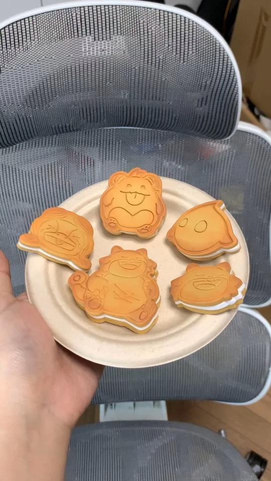 请大家云吃金铲铲云顶小饼干,祝下棋连鸡