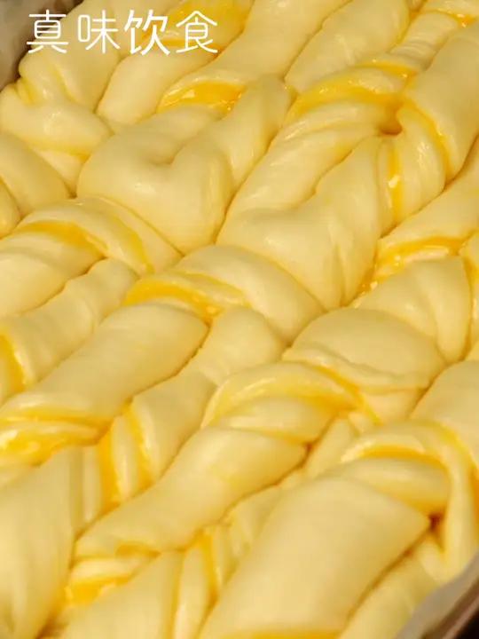 最适合秋冬吃的枫糖蛋黄面包 高筋面粉400克奶粉15克 白砂糖32克 耐高糖酵母3.5克 