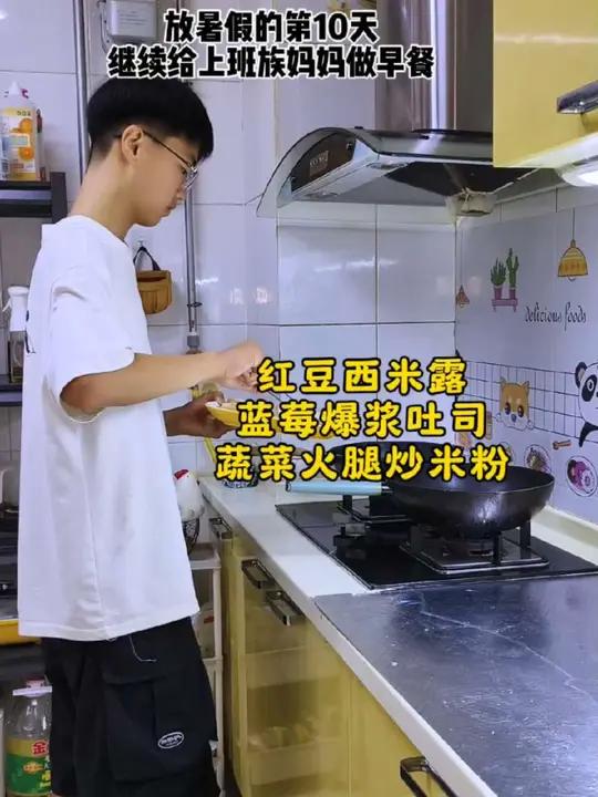 放暑假的第10天,继续给上班族妈妈做早饭,今早做了火腿肠蔬菜炒米粉、蓝莓爆浆吐司、红豆西米
