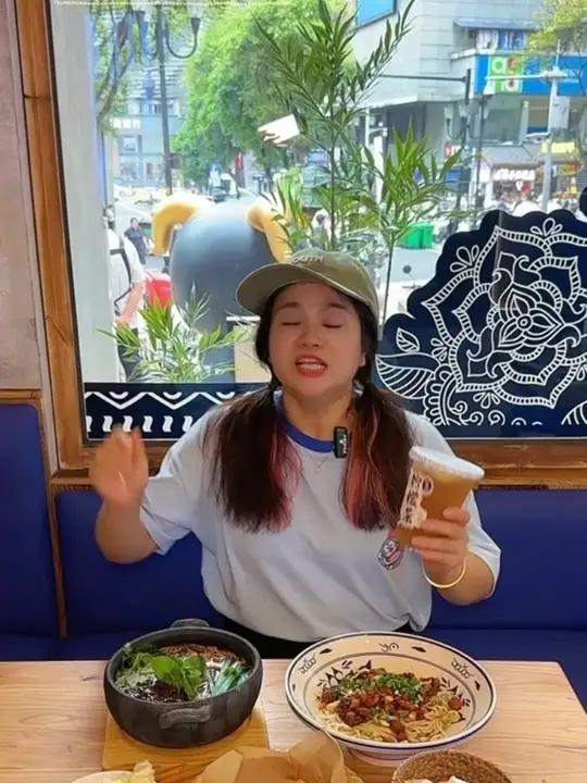 解放碑吃贵州特色砂锅羊肉粉真不贵!钱大锅砂锅羊肉粉重装升级活动好给力