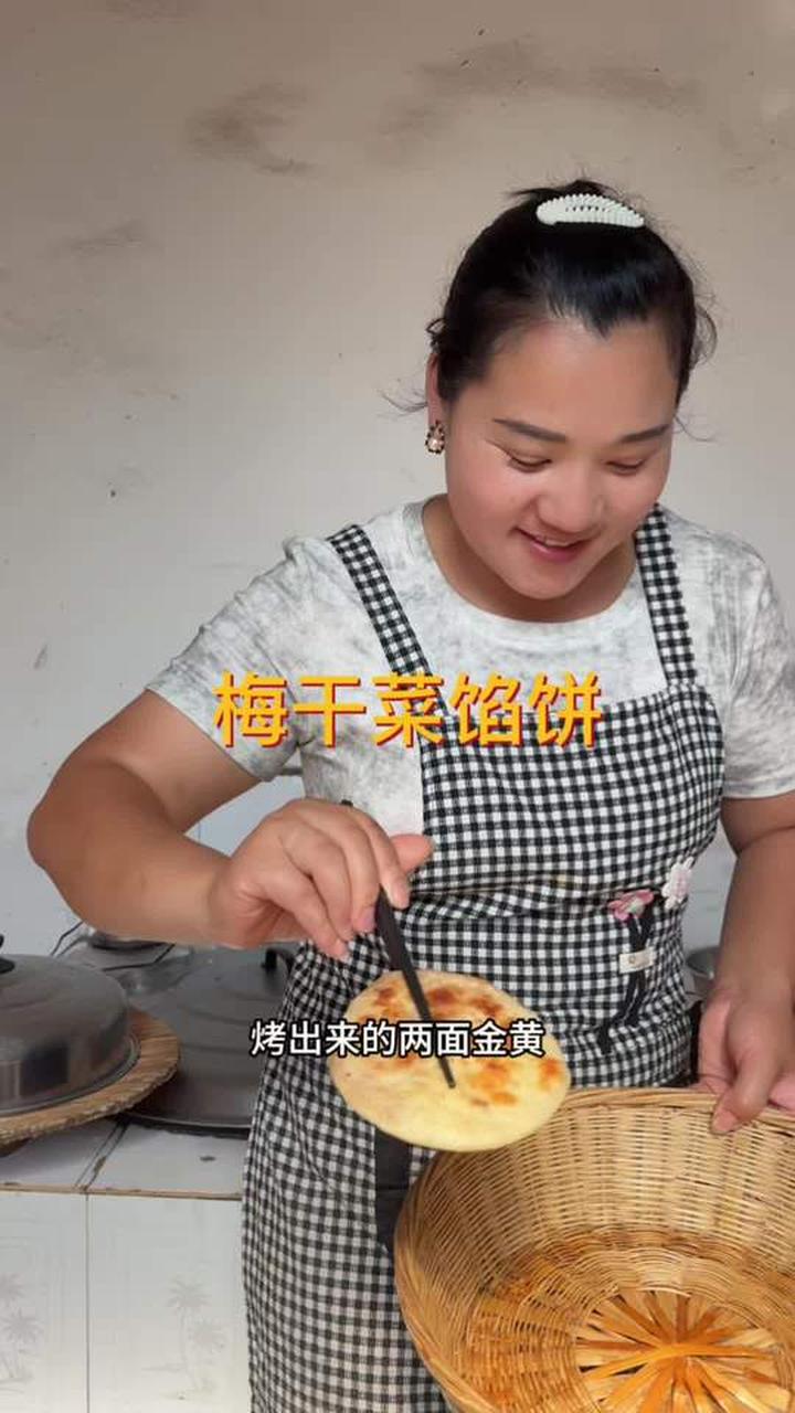 今天用梅干菜做个肉饼吃，简单又营养，孩子大人都爱吃