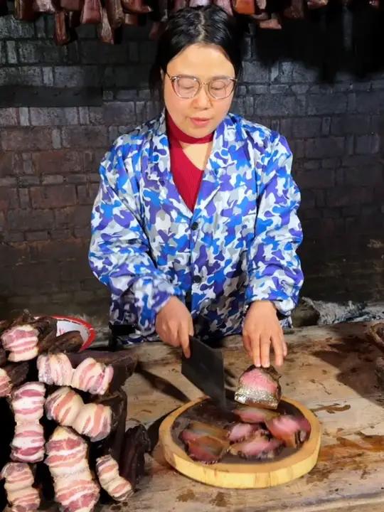 正宗的湘西腊肉都是熏的干熏的透的,朋友们要擦亮眼睛,肥肉做熟都是晶莹剔透的,千万别看错了 