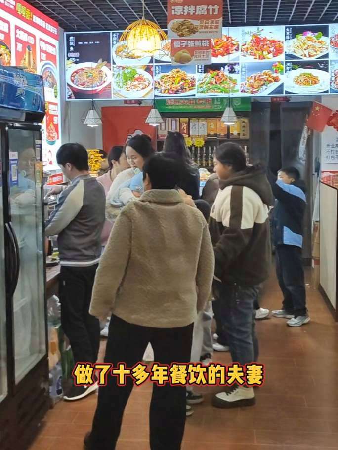 夫妻守灶十余春，选对品牌路更顺；酱香现炒味超正 夫妻守灶十余春，选对品牌路更顺；酱香现炒味
