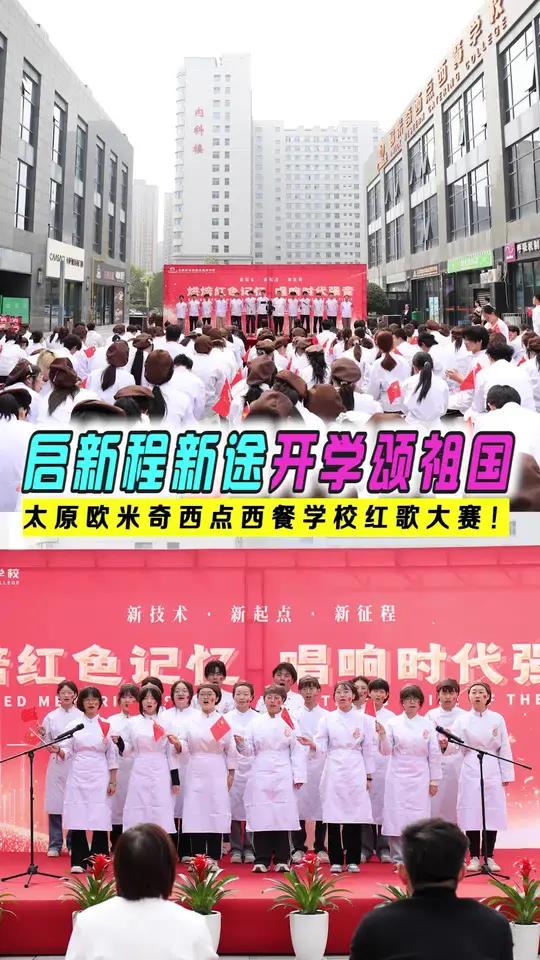 平时除了做面包!学裱花,做甜点!做西餐,这演唱红歌也是一把好手嘛!烘焙时代记忆,唱响时代强