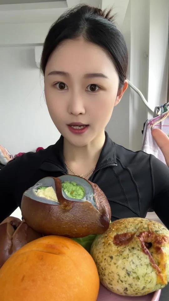 终于吃上了番茄乳酪脆肠米面包!我的评价是……