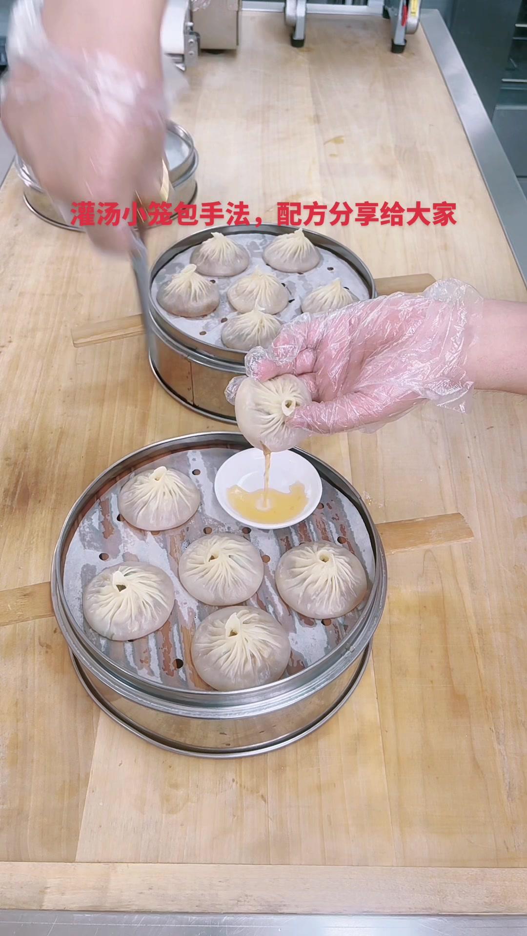 早餐店灌汤小笼包包制手法,面皮配方分享给大家,面粉500克,碱水一克,鸡蛋一个,水248克