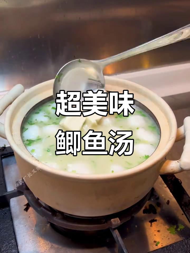 鲜美鲫鱼汤，配Q弹鱼丸和嫩豆腐，奶香十足让人无法抗拒