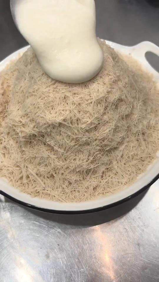 都说咱们家芋泥奶茶雪花料足又美味,今天就来深度还原一下芋泥奶茶雪花的做法。绵绵雪花入口有茶