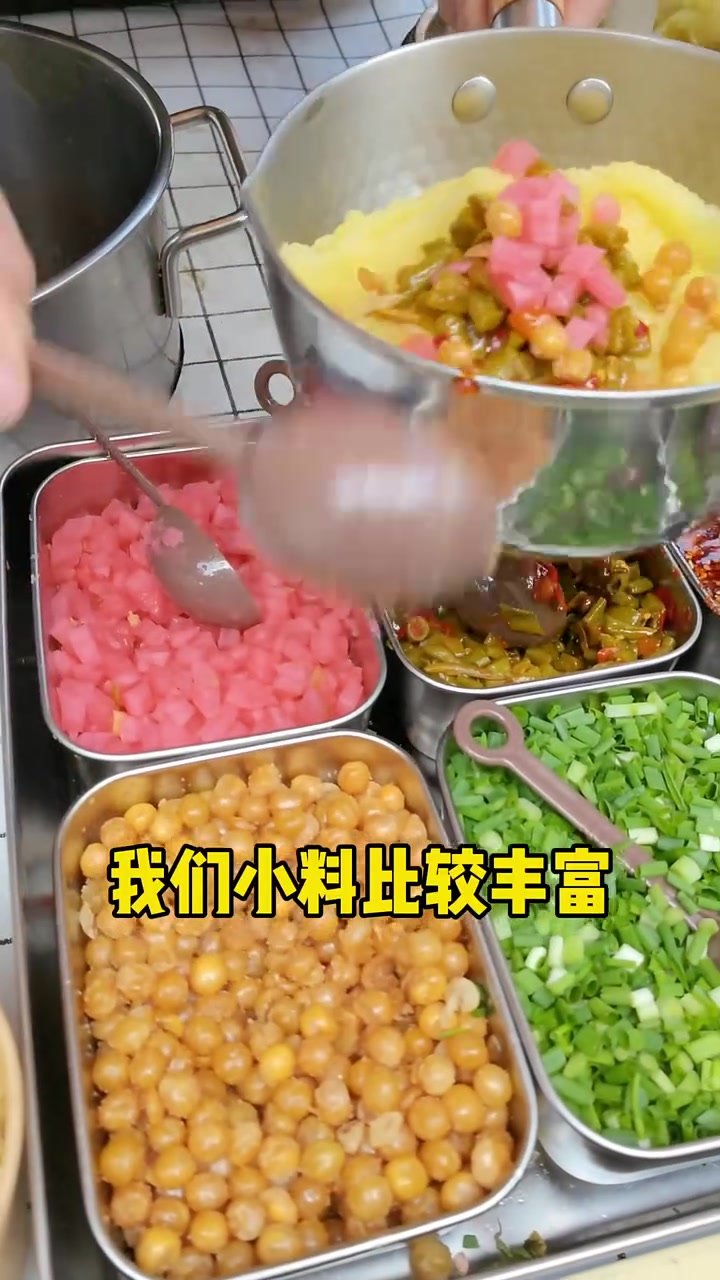 福州超好吃的土豆泥拌面,超绵密的土豆泥搭配拌面,再加上各种配料,味道真的太棒了