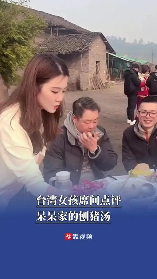 台湾女孩席间点评刨猪汤个人最喜欢重庆特色的腰肝合炒