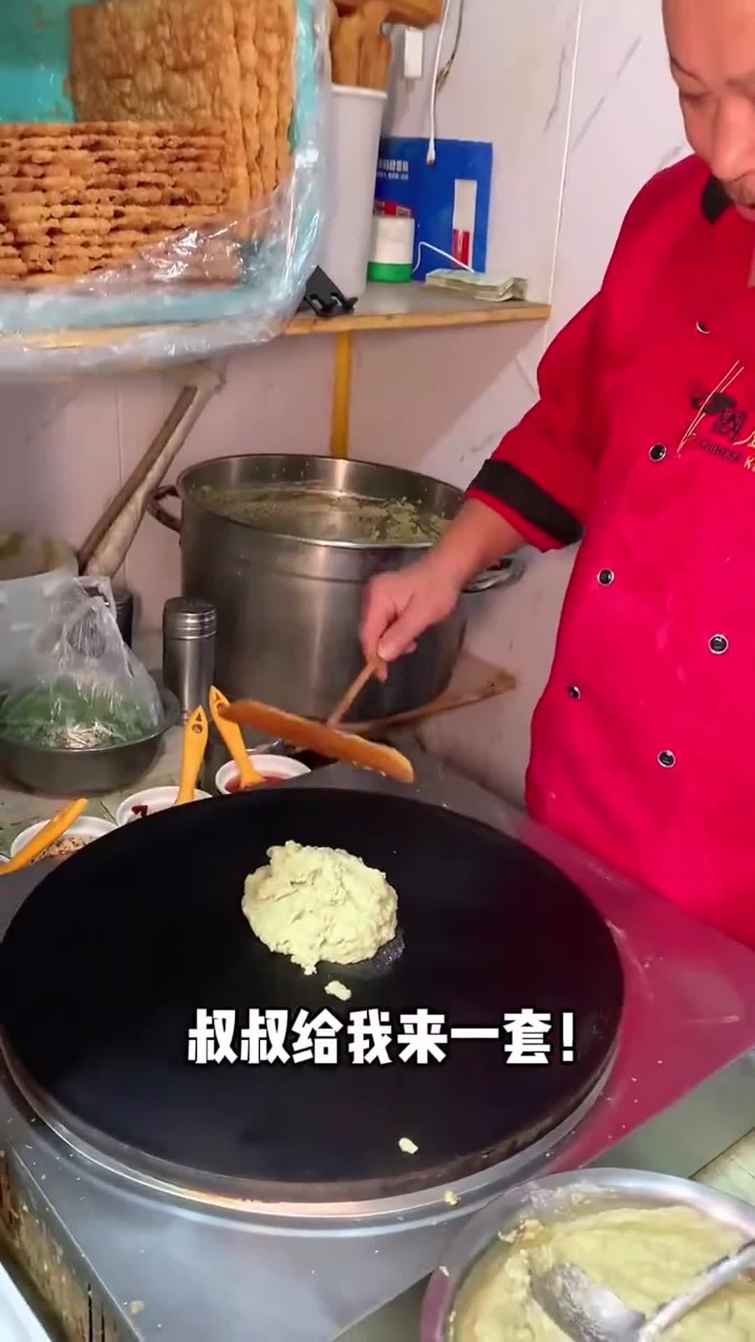 藏在天津居民楼下的正宗煎饼果子，绿豆面配大果子真香！