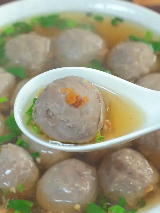 潮汕牛肉丸 潮汕的牛肉丸好吃又营养，所以我每周都会给孩子做几次这个潮汕牛肉丸汤，丸子一口爆