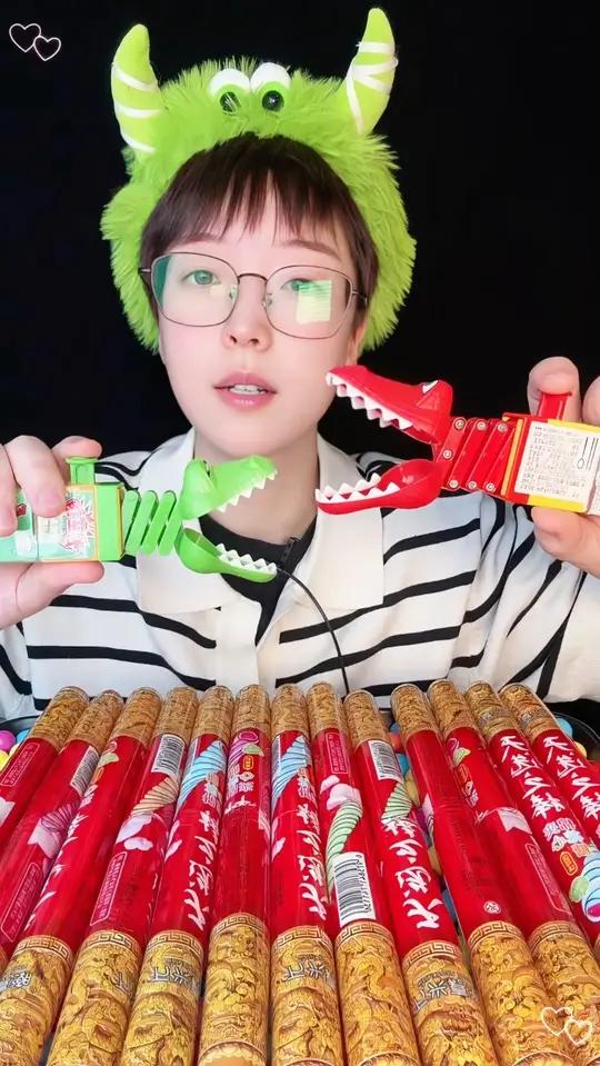 喜欢红色，被绿色小鳄鱼咬到手了