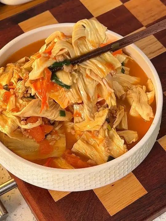 腐竹这样做又软又嫩，吸满了西红柿的汤汁，特别的好吃又下饭