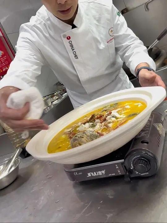 酸汤酱制作:熟南瓜2500克、劲霸酸辣汁700、海南黄灯笼椒酱2000克、白醋1200克、