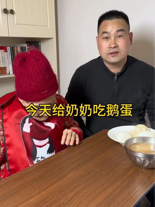 今天给奶奶吃鹅蛋 记录真实生活 记录我的农村生活 老人的晚年生活 三农