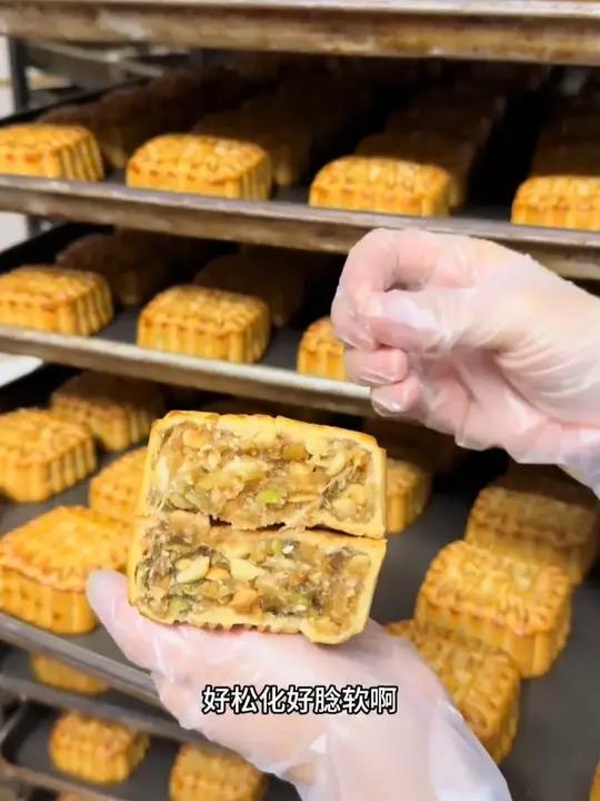 月饼出炉了广宁县纸包装月饼,点击小黄车下单