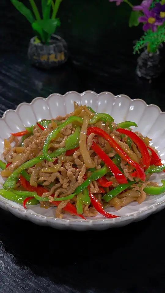 以后吃饭没有什么下饭菜的时候，你就像我这样做的榨菜炒肉丝，不仅做法简单，还特别的好吃下饭