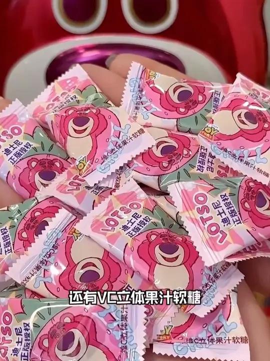 这谁家的大小朋友能拒绝这样的新年礼物 简直就是童年的梦想草莓熊零食礼盒迪士尼年货礼盒囤好货