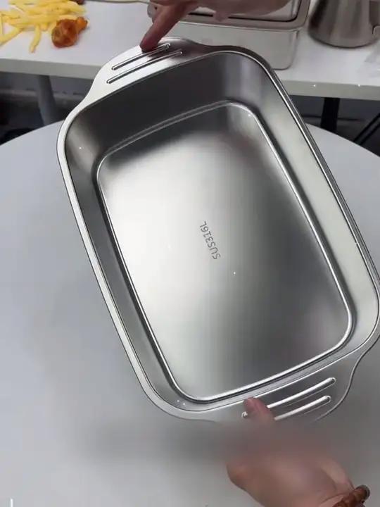 喜欢在家吃烤鱼的一定要准备一个带盖的烤鱼盘，它是三零四不锈钢材质的，而且还特别的厚实。盘沿