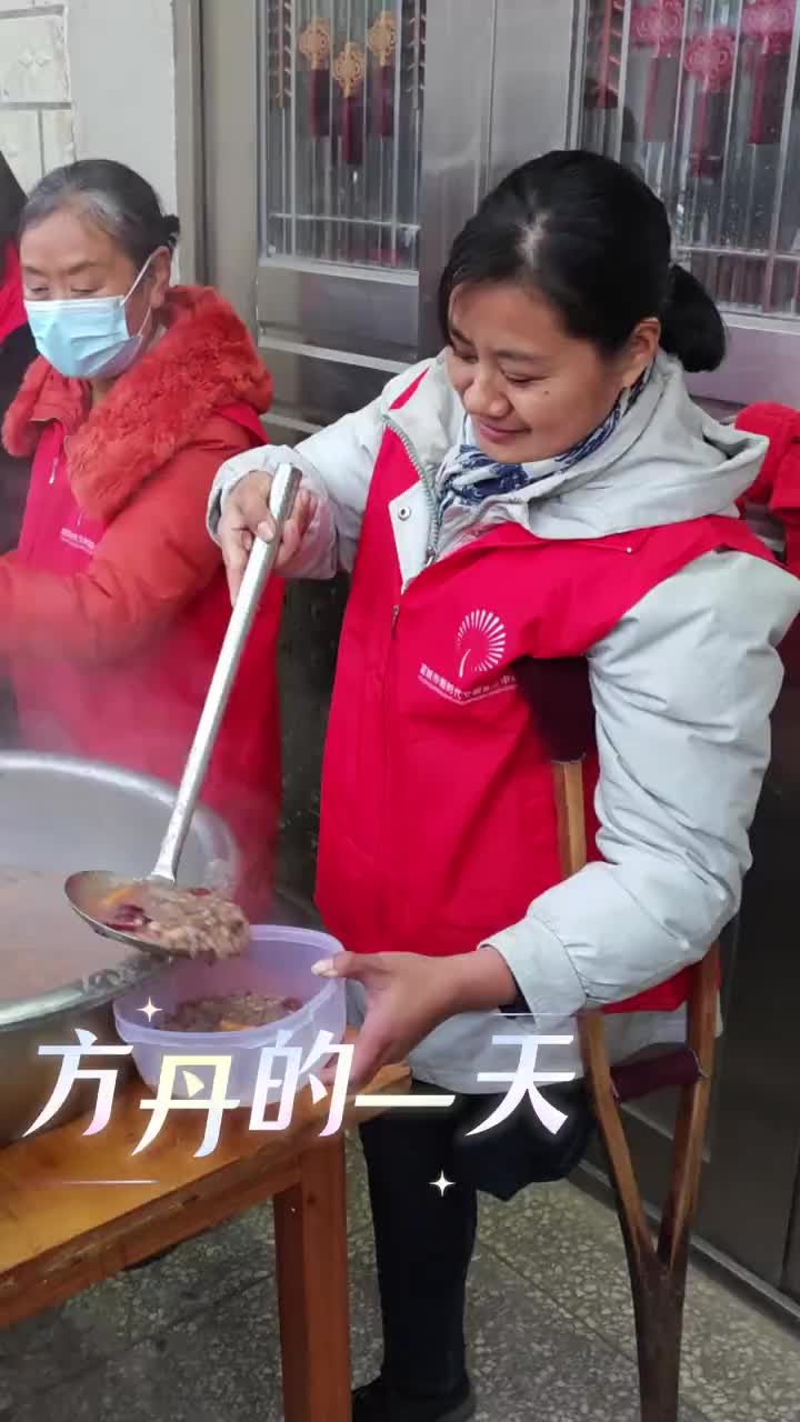 「视频」“做一件好事不难,难的是一件好事做了十年。”凌晨3点起床,煮粥、盛粥、送粥……