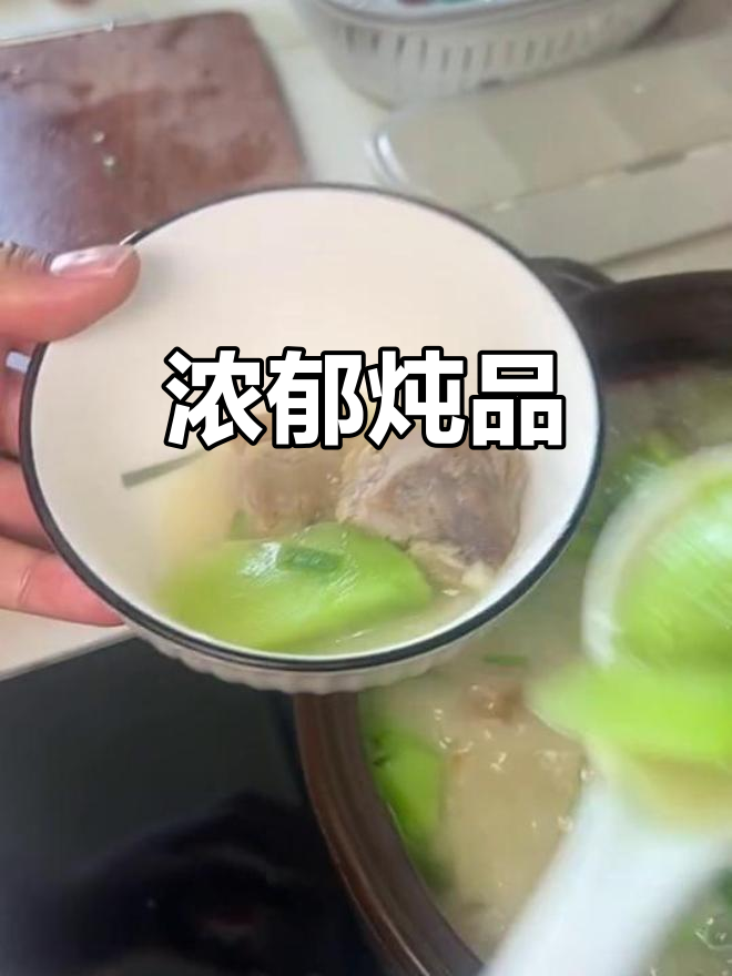 腊排骨与莴笋的完美搭配,香气扑鼻,汤浓味美,三碗不够!