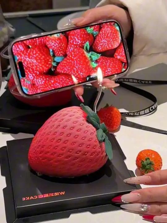 开心的方式有很多种,吃一个大大的草莓蛋糕必须是第一种#吃出仪式感草莓蛋糕送女生礼物慕斯蛋糕