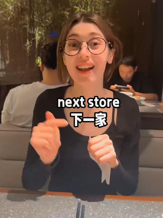 大粗汉带北欧女友吃巨无霸小笼包!一口爆汁的快乐谁懂啊!