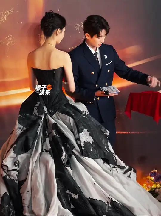 不要放过这只水墨画黑天鹅和型男磊子哥!