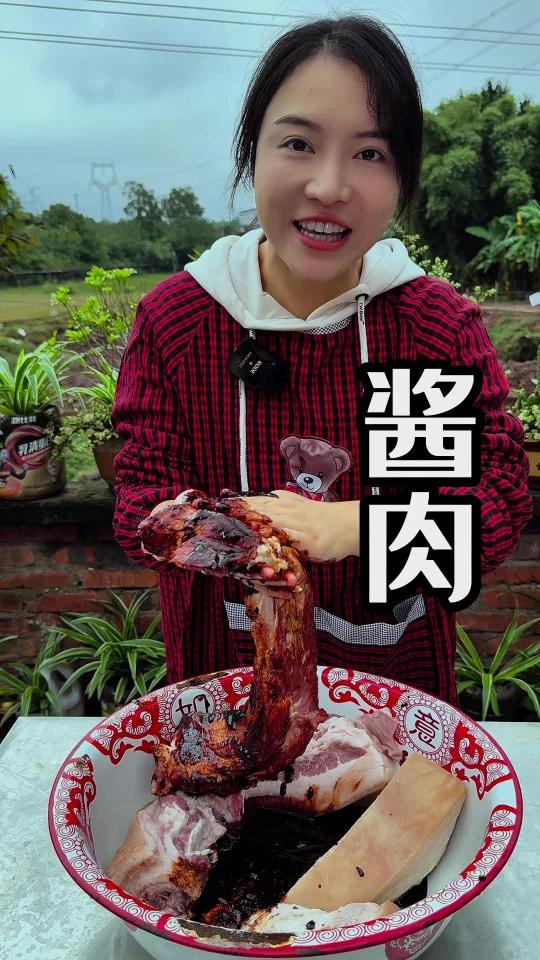 每年到了11月就是做酱肉的季节,做法简单,酱香味浓郁,没有甜味,也不齁咸,真的太好吃了,过