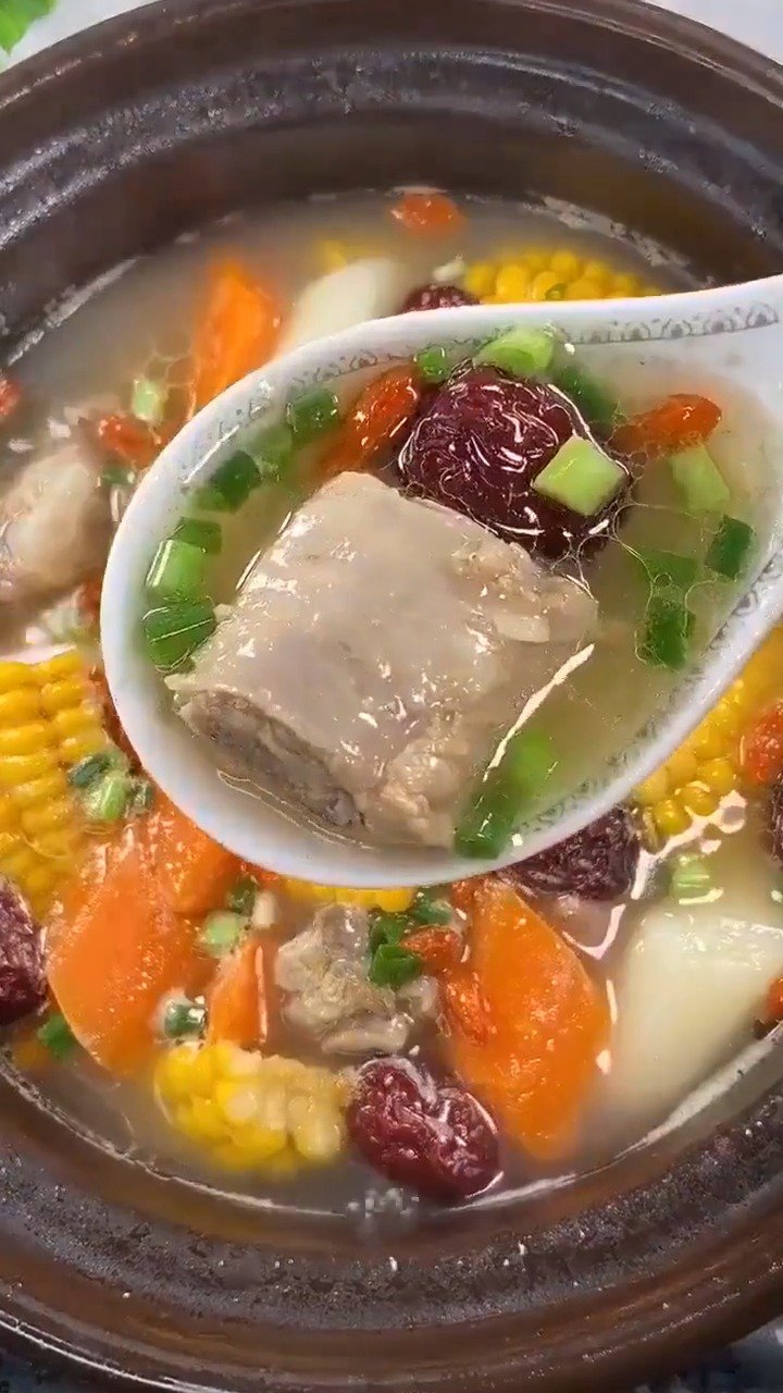 中午吃什么「排骨玉米胡萝卜汤」为家人做一锅热乎乎排骨汤,瞬间可以喝三碗。营养又健康!学做饭