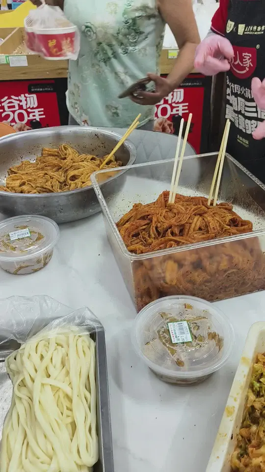 超市内各类凉拌菜与鲜面条美食展示
