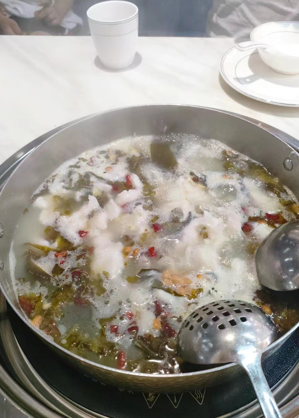 自助餐商家回应“顾客多打荤菜被指责”:荤菜易亏本,要荤素搭配