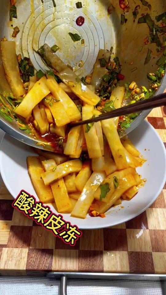 过年的餐桌上,怎么能少了,这个酸辣好吃的冻冻肉,简单又方便