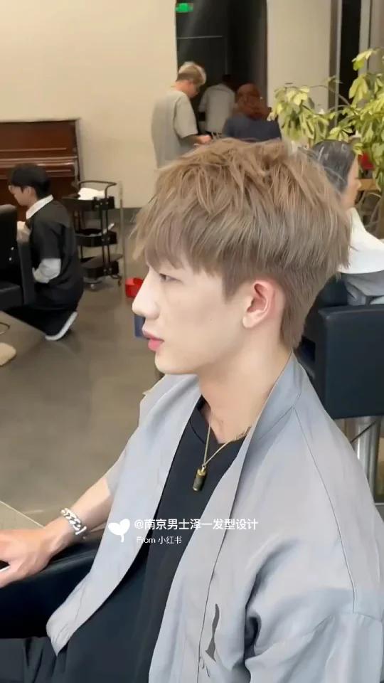 男生超帅发色 奶茶灰色|男孩子一定要尝试的