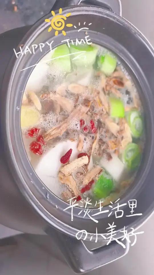 炖锅排骨汤补补 放上生姜,党参,枸杞,黄芪,当归,就说补不补吧虽然不知道有啥用,但味道足啊