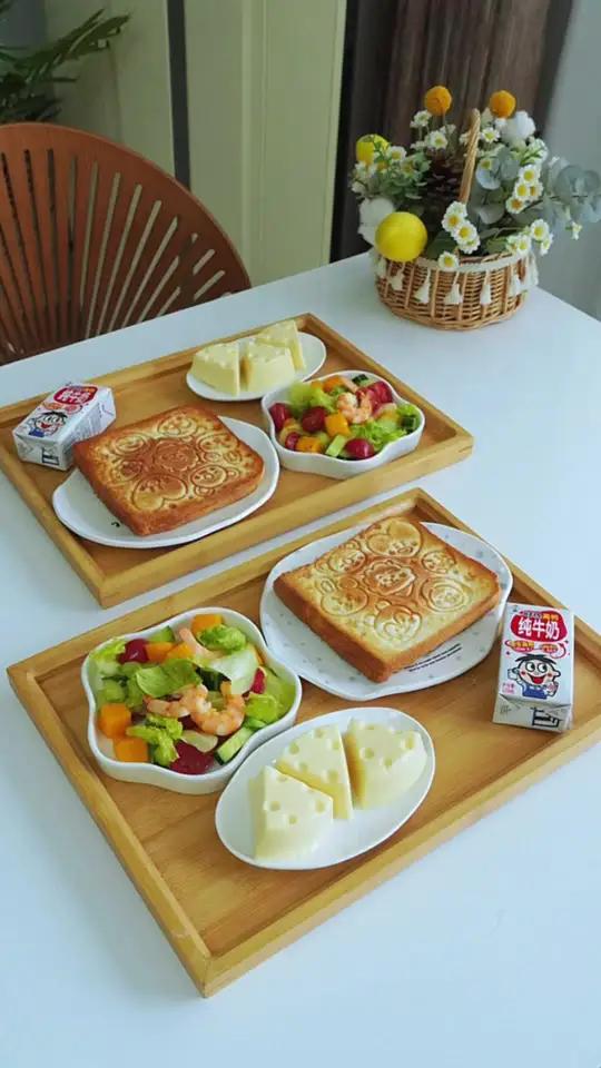 优优的早餐,三明治+奶酪棒+蔬菜沙拉