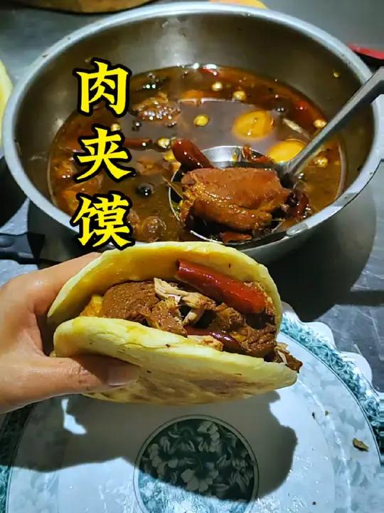 腊汁肉夹馍做法,腊汁肉肥而不腻,瘦而不柴,吃一口香气四溢。美食教程 腊汁肉夹馍 美食