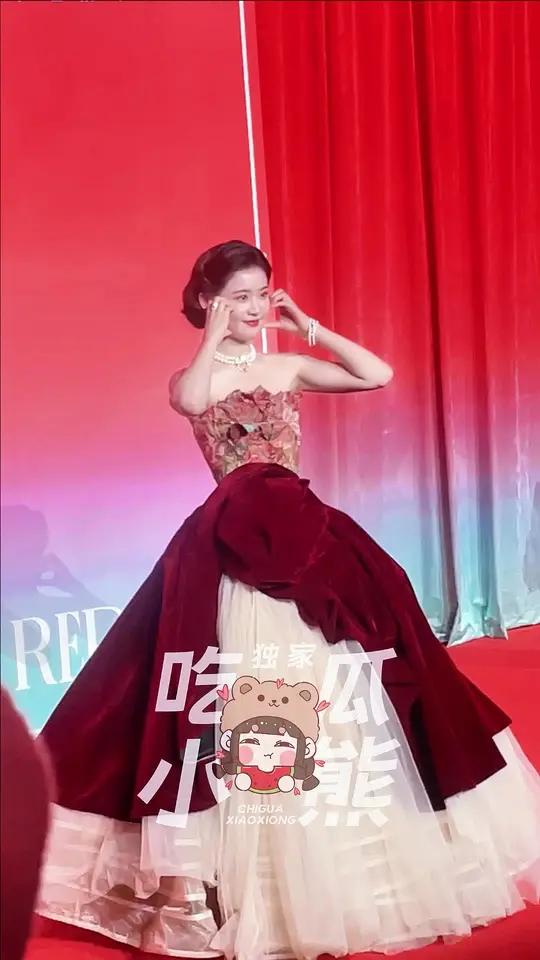 今天是红丝绒小蛋糕！像从油画中走出来的一样！