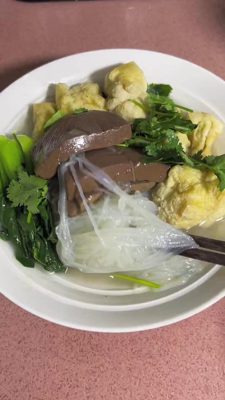 鸭血粉丝汤，鲜甜的汤太好吃了