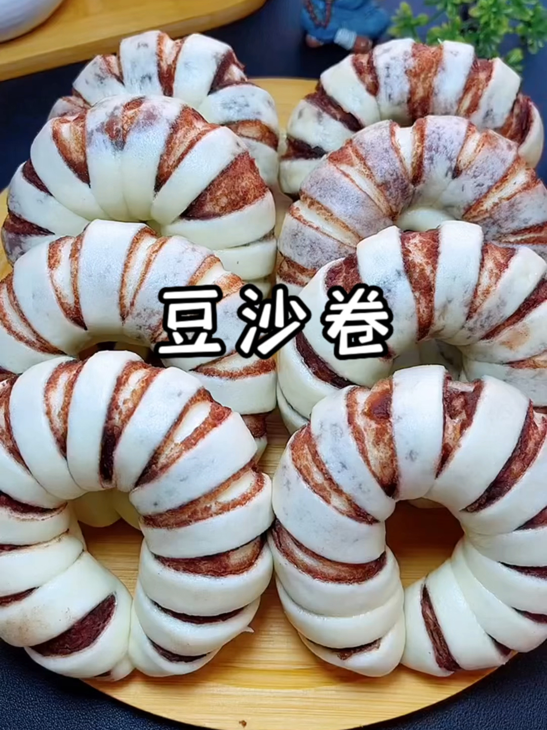 比面包都好吃的奶香豆沙卷,做法简单,一看就